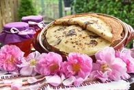 Zu Tisch ... – Zu Tisch Tal der Rosen – Bulgarien Palatschinken und Rosenkonfitüre Copyright: SRF/Berlin Producers/Gero von Marientreu