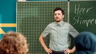 Almania – Selbstbewusst aber stets nach Vorschrift will der Lehrer Frank Stimpel (Phil Laude) ein Habibi der Klasse werden.