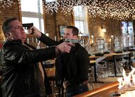 Chicago Fire – Brenzlige Situation:Mike Starr als Arthur, Jesse Lee Soffer als Jay Halstead (Copyright SRF/NBC Universal)