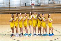 Dunking Girls – Die Dunking Girls sind (v.l.n.r.): Raissa, Alma, Rosa, Marieke, Ella, Lilli, Charly, Taisiia und Jojo
