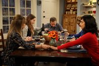 Last Man Standing – (v.li.) Amanda Fuller (Kristin Baxter), Kaitlyn Dever (Eve Baxter), Tim Allen (Mike Baxter), Nancy Travis (Vanessa Baxter), Molly Ephraim (Mandy Baxter).