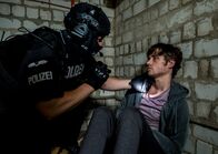 SOKO Potsdam – Bei der Suche nach einem mutmaßlichen Mörder stürmt das SEK ein verlassenes Haus. Im Keller finden sie zufällig Henschels Sohn Max (Henry Horn), der dort gefangen gehalten wurde. Warum ist Max nicht auf der geplanten Weltreise? Wie ist er in den Keller gekommen? Und was ist mit seinem Freund Patrick geschehen?