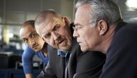 Tatort – Im Fall Reinhardt müssen Max Ballauf (Klaus J. Behrendt, r) und Freddy Schenk (Dietmar Bär, M) ohne ihre Assistentin Franziska auskommen. Aushilfsassistent ist Tobias Reisser (Patrick Abozen, l).