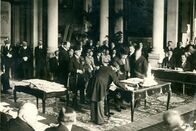 Der vergiftete Frieden – Die türkische Delegation unterschreibt im Pariser Vorort Sèvres 1920 den Friedensvertrag mit den Alliierten.