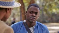Get Out – Logan (LaKeith Stanfield, l.) kommt Chris (Daniel Kaluuya, r.) plötzlich extrem merkwürdig vor.