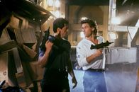 Tango & Cash – Seit einiger Zeit ermitteln die draufgängerischen Cops Tango (Sylvester Stallone, l.) und Cash (Kurt Russell, r.) gegen den Verbrecherboss Yves Perret, der eine Intrige startet, die die beiden in den Knast bringt. Dort will Perret sie töten lassen, doch Tango und Cash können ausbrechen ...