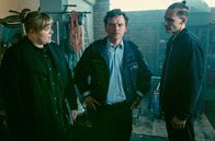 Tatort – Rosa Herzog (Stefanie Reinsperger, links) und Jan Pawlak (Rick Okon, rechts) sind mit Konrad Krawinkel (Daniel Fries, Mitte) an dem Ort, an dem Tom damals den vermeintlichen Unfall hatte.