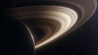 Die Planeten – Saturns Ringe bestehen fast vollständig aus Eis. Sie sind so hell, dass sie das Sonnenlicht reflektieren und so auch von der Erde aus mit dem Teleskop zu erkennen sind.