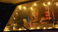 Funkschatten – Lucia (Katarzyna Faszczewska) beobachtet Alice von ihrem Lovemobil aus.