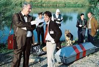 Kommissar Rex – v.r.) und Kunz (Martin Weinek, r.) suchen nach Indizien.