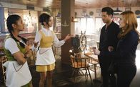 Nancy Drew – (im Uhrzeigersinn): George Fan (Leah Lewis); Bess Marvin (Maddison Jaizani); Owen (Miles Gaston Villanueva); Nancy Drew (Kennedy McMann)