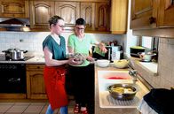 Zu Tisch ... – Elena (li.) und Fabienne Buhl (re.) bereiten Fleischknöpfle zu.