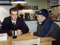 In aller Freundschaft – Achim Kreutzer(Joachim Kretzer) erzählt Sebastian Maier( Matthias Köberlin) vom toten Patienten.