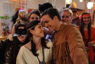 Sturm der Liebe – ARD STURM DER LIEBE FOLGE 1698 Uhr im ERSTEN. Kira (Mareike Lindenmeyer, l.) und Xaver (Jan van Weyde, r.) feiern eine ausgelassene Faschingsparty (mit Komparsen).