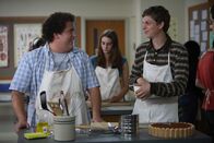 Superbad – Die besten Freunde Seth (Jonah Hill, l.) und Evan (Michael Cera, r.) werden auf eine Hausparty eingeladen. Doch um bei den Mädchen Eindruck zu machen, brauchen sie eins: Alkohol.