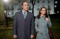 Stonehouse – John Stonehouse (Matthew Macfadyen) mit seiner Assistentin Sheila Buckey (Emer Heatley)