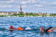 WaPo Bodensee – Paul Schott (Tim Wilde, l.) und Max Behringer (Jan Ruff, r.) beim Freiwasser-Schwimmen im Bodensee.