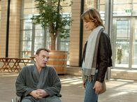 In aller Freundschaft – MDR Fernsehen IN ALLER FREUNDSCHAFT FOLGE 259, "Neue Wege" Uhr. Jan Bolte (Thomas Arnold) hat das Gefühl immer im Schatten seiner dominanten Schwester Nina Bolte (Ann-Cathrin Sudhoff) zu stehen.