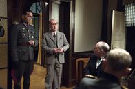 Charité – Prof. Sauerbruch (Ulrich Noethen, 2.v.l.) stellt Claus Schenk Graf von Stauffenberg (Pierre Kiwitt, l.) die Mitverschwörer vor, die ein Attentat auf Hitler geplant haben.
