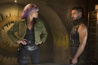 Future Man – Achilles (Eliza Coupe, l.); Wolf (Derek Wilson, r.)