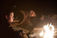 True Grit – Für 100 Dollar Kopfgeld engagiert Mattie Ross (Hailee Steinfeld, l.) den abgehalfterten U.S. Marshal Cogburn (Jeff Bridges, r.), weil dieser es mit dem Gesetz selbst nicht so genau nimmt und deshalb bereit ist, den Mörder ihres Vaters auch ohne Gerichtsbeschluss sofort zu töten. Gemeinsam begeben sich der Marshal und seine junge Auftraggeberin auf die Spur des Mörders ...