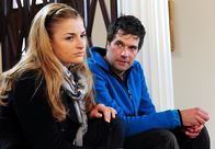 Sturm der Liebe – ARD STURM DER LIEBE FOLGE 1482 Uhr im ERSTEN. Theresa (Ines Lutz, l.) erfährt, dass Moritz von Konstantin (Moritz Tittel, r.) im Wald angegriffen wurde.