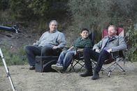 Modern Family – Jay (Ed O'Neill, l.), Manny (Rico Rodriguez, M.) und Mitchell (Jesse Tyler Ferguson) machen einen Ausflug, um gemeinsam Sternschnuppen zu beobachten.