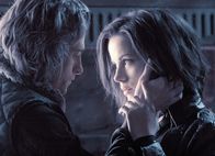 Underworld: Evolution – Verliebt sich ausgerechnet in die wunderschöne Werwolfjägerin Selene (Kate Beckinsale, r.): Werwolf Michael (Scott Speedman, l.) ...