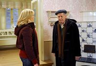 Rote Rosen – ARD ROTE ROSEN FOLGE 1006 Uhr im ERSTEN. Katja (Saskia Valencia, l.) und Achim (Peter Rühring, r.) rätseln, wer Torbens Anwaltshonorar bezahlt hat.
