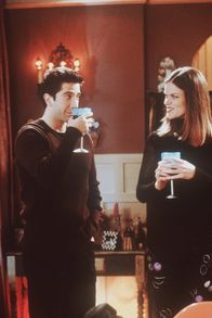 Friends – Ross (David Schwimmer, l.) wagt es während seinem Treffen mit Hillary (Missi Pyle, r.) nicht, den Mund aufzumachen, denn seine Zähne sind nach seiner Behandlung etwas zu strahlend geworden.