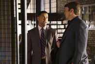 Castle – Während Beckett vor Ort undercover ermittelt, müssen Javier Esposito (Jon Huertas, l.) und Castle (Nathan Fillion, r.) im Revier die Suche nach einem Mörder vorantreiben ...