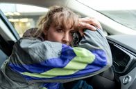 Tatort – Pia (Ines Marie Westernströer) hat die ganze Nacht einen Verdächtigen observiert und ist am Morgen völlig übermüdet