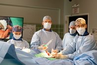 Grey's Anatomy – Amelia Shepherd (Caterina Scorsone, l.); Atticus "Link" Lincoln (Chris Carmack, 2.v.l.); Dr. Nico Kim (Alex Landi, r.)
