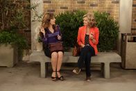 Last Man Standing – Sheryl (Maria Canals-Barrera, l.); Vanessa (Nancy Travis, r.)