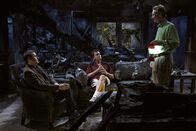 Two and a Half Men – In der verkohlten Ruine von Lyndsey kommt es zu einer emotionalen Männerrunde: Chris (Judd Nelson, l.), Charlie (Charlie Sheen, M.) und Herb (Ryan Stiles, r.) ...