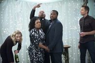 Community – Britta (Gillian Jacobs, l.), Annie und Jeff (Joel McHale, r.) planen eifrig die Hochzeit. Doch dann vergisst Shirley (Yvette Nicole Brown, 2.v.l.) beinahe ihre Hochzeitsprobe und kommt zu spät. Andre (Malcolm-Jamal Warner, 2.v.r.) ist sauer ...