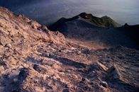 Risiko Vulkan - Der Feuerberg von Java – Blick vom Vulkankrater des Merapi zum Pasabubrah Plateau