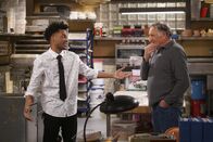 Superior Donuts – Noch ahnt Arthur (Judd Hirsch, r.) nicht, dass es vielleicht doch nicht die beste Idee war, Franco (Jermaine Fowler, l.) zu erlauben, an die Wand des Donut Ladens zu sprayen ...