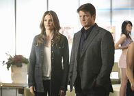 Castle – Ihre Ermittlungen führen Richard Castle (Nathan Fillion, r.) und Kate Beckett (Stana Katic, l.) zu einer Firma, die ihre Kunden für eine Zukunft kryokonserviert ...