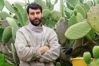 Köstliches Sizilien – Köstliches Sizilien Der fruchtbare Süden Michele Russo auf seiner Kaktusfeigenfarm Copyright: SRF/Florianfilm