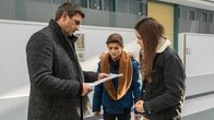 Der Bergdoktor – Nachdem Erianna ins Krankenhaus eingeliefert wurde, bespricht Dr. Gruber (Hans Sigl, l.) das Vorgehen mit ihrer Tochter Mara (Ava Montgomery, r.). Deren Freund Leon (Juls Luis Serger, M.) weicht ihr dabei nicht von der Seite.