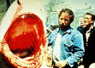 Der weiße Hai – Der weisse Hai Auf dem Trockenen: Richard Dreyfuss als Matt Hooper, Roy Scheider als Martin Brody