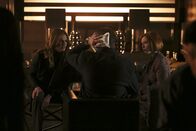 Castle – Beckett (Stana Katic, l.) und Alexis (Molly C. Quinn, r.) sind geschockt, als ein religiöser Fanatiker mit Axt bei Castle (Nathan Fillion, M.) im Büro auftaucht, während Castle sich in seinem Glauben an das Übernatürliche bestätigt sieht ...