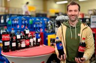 Ausgerechnet – Ob Coca-Cola, Pepsi oder Sinalco: Kaum ein anderes Getränk hat einen derartigen Kultstatus wie die Cola. Daniel Aßmann entschlüsselt den Erfolg hinter dieser Beliebtheit und nimmt die Preiszusammensetzung genau unter die Lupe. Außerdem erfährt er, was wirklich in der süßen Brause steckt – das alles in „Ausgerechnet – Cola".