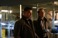 Castle – Die beiden Detectives Tony Esposito (Jon Huertas, l.) und Kevin Ryan (Seamus Dever, r.) müssen sich mit dem Fall eines ermordeten Einwanderers mit bewegter Vergangenheit herumschlagen. Kein einfach zu lösender Fall ...