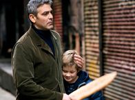 Michael Clayton – Michael (George Clooney, li.) sieht seinen Sohn Henry (Austin Williams) viel zu selten.