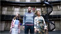Familie Smart – Hier soll die 25. Inveticon stattfinden? Vera (Sara Dol, li.), Fritz (Harry Piekema, Mi.) und Julia Smart (Tatum Dagelet, re.) staunen und wundern sich zugleich.