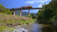 Traumzüge – Zwei Jahre konnte der Coastal Pacific nicht fahren, nachdem seine Strecke durch ein Erdbeben zerstört wurde.