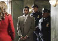 Castle – Der Verdächtige Otis Williams (Ray Stoney, 2.v.l.) wird aufs Revier gebracht, wo Kate Beckett (Stana Katic, l.) ihm auf den Zahn fühlen will.
