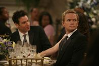How I Met Your Mother – Während Lily bereits völlig betrunken ist, weil sie nur in Champagner eingelegte Erdbeeren zu essen bekommen hat, erfährt Barney (Neil Patrick Harris, r.), dass Ted (Josh Radnor, l.) und Robin den Freunden am nächsten Tag eine Neuigkeit mitteilen wollen. Da die Neugierde allerdings überwiegt, drängt er darauf, das Geheimnis sofort zu erfahren ...